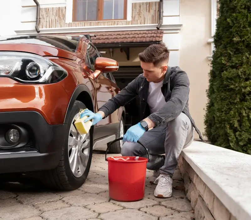 Lavage auto à domicile Saint-Laurent-Médoc : professionnel intervenant sur un véhicule